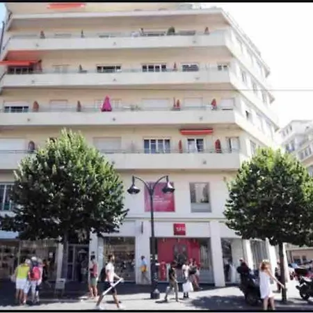 Centre Sur Avenue Jean Medecin A 8 Minutes De Marche