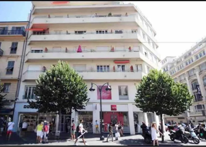 Centre Sur Avenue Jean Medecin A 8 Minutes De Marche